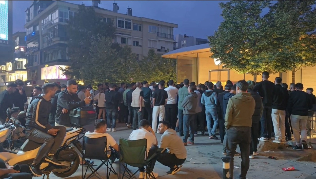 iPhone 16 sırası: Vatandaşlar mağaza önüne sandalye atıp geceden sıraya girdi